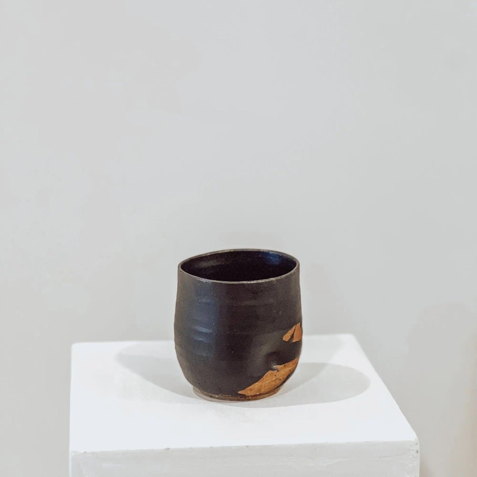 De la mano cup no.4 - BLACK BLAZE - Homeware - everceramic