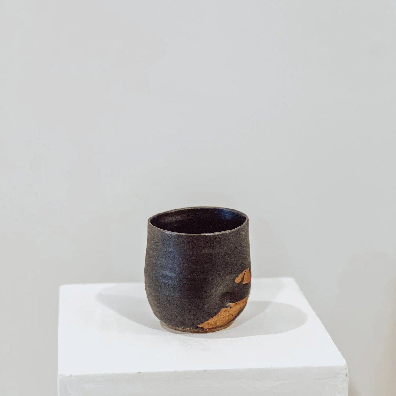 De la mano cup no.4 - BLACK BLAZE - Homeware - everceramic